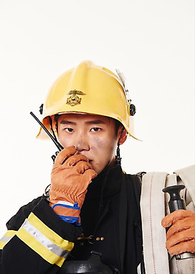 포토 JPG 스튜디오촬영 남자 실내 한명 서기 들기 상반신 20대 성인 앞모습 한국인 소방관 119 무전 소방호스 성인남자한명만 방호복 국내포토 1 옷 뷰포인트 통신 모션 사람 동양인 청년 내부 구조원 소방 호스 전화번호 남자한명만 성인남자만 파일형식