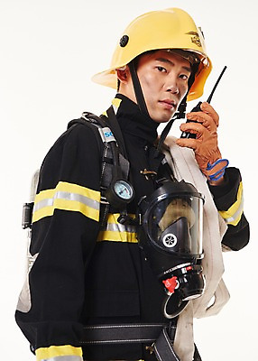 포토 JPG 스튜디오촬영 응시 남자 실내 한명 서기 들기 상반신 20대 성인 옆모습 한국인 소방관 119 무전 소방호스 성인남자한명만 방호복 국내포토 1 시선 옷 뷰포인트 통신 모션 사람 동양인 청년 내부 구조원 소방 호스 전화번호 남자한명만 성인남자만 파일형식