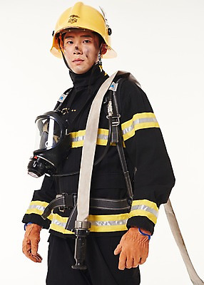 포토 JPG 스튜디오촬영 남자 실내 한명 서기 상반신 20대 성인 옆모습 한국인 소방관 119 소방호스 성인남자한명만 방호복 국내포토 1 옷 뷰포인트 모션 사람 동양인 청년 내부 구조원 소방 호스 전화번호 남자한명만 성인남자만 파일형식