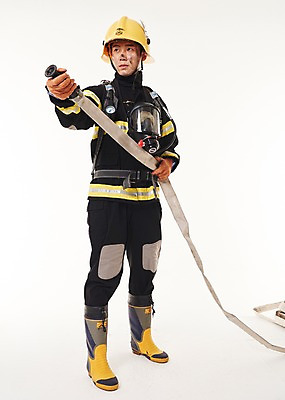 포토 JPG 스튜디오촬영 전신 남자 실내 한명 서기 20대 성인 앞모습 한국인 소방관 뿌리기 119 소방호스 화재진압 성인남자한명만 방호복 국내포토 1 옷 뷰포인트 모션 사람 동양인 청년 내부 구조원 소방 화재 호스 전화번호 진압 남자한명만 성인남자만 파일형식