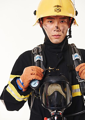 포토 JPG 스튜디오촬영 남자 실내 한명 서기 상반신 20대 성인 앞모습 한국인 소방관 119 성인남자한명만 방호복 국내포토 1 옷 뷰포인트 모션 사람 동양인 청년 내부 구조원 소방 전화번호 남자한명만 성인남자만 파일형식 직업 인종 남자만 성인만