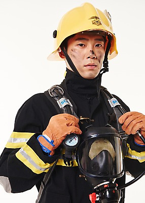 포토 JPG 스튜디오촬영 남자 실내 한명 서기 상반신 20대 성인 앞모습 한국인 소방관 119 성인남자한명만 방호복 국내포토 1 옷 뷰포인트 모션 사람 동양인 청년 내부 구조원 소방 전화번호 남자한명만 성인남자만 파일형식
