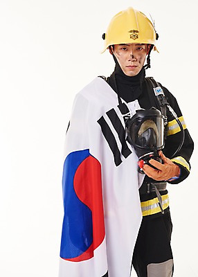 포토 JPG 스튜디오촬영 남자 실내 한명 서기 상반신 20대 성인 옆모습 한국인 태극기 소방관 애국심 119 성인남자한명만 방호복 국내포토 1 옷 뷰포인트 모션 사람 동양인 청년 내부 국기 구조원 소방 전화번호 남자한명만 성인남자만 파일형식