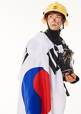 포토 JPG 스튜디오촬영 응시 남자 실내 한명 서기 상반신 20대 성인 옆모습 한국인 태극기 소방관 애국심 119 성인남자한명만 방호복 국내포토 1 시선 옷 뷰포인트 모션 사람 동양인 청년 내부 국기 구조원 소방 전화번호 남자한명만 성인남자만 파일형식