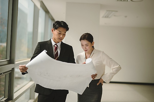 포토 JPG 응시 여자 남자 실내 서기 들기 상반신 20대 성인 두명 앞모습 30대 설계도 한국인 직장인 비즈니스맨 비즈니스우먼 동료 성인만 국내포토 직업 시선 뷰포인트 비즈니스 관계 모션 건설업 사람 동양인 청년 내부 장년 파일형식