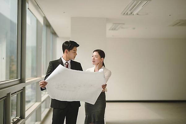 포토 JPG 여자 남자 실내 서기 미소 들기 상반신 20대 성인 두명 앞모습 30대 설계도 한국인 직장인 비즈니스맨 비즈니스우먼 동료 성인만 국내포토 직업 뷰포인트 비즈니스 관계 모션 건설업 표정 사람 동양인 청년 내부 장년 파일형식