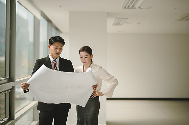 포토 JPG 응시 여자 남자 실내 서기 미소 들기 상반신 20대 성인 두명 앞모습 30대 설계도 한국인 직장인 비즈니스맨 비즈니스우먼 동료 성인만 국내포토 직업 시선 뷰포인트 비즈니스 관계 모션 건설업 표정 사람 동양인 청년 내부 장년 파일형식