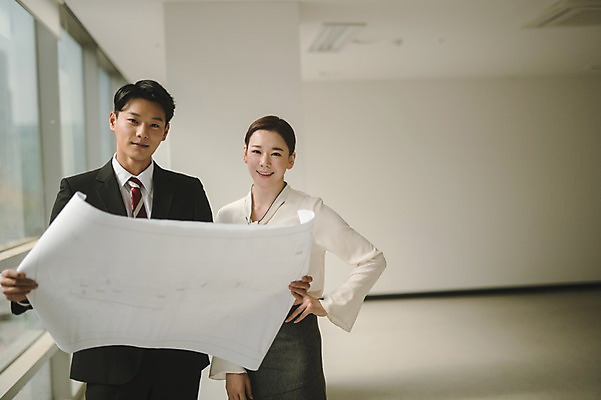 포토 JPG 여자 남자 허리손 실내 서기 미소 들기 상반신 20대 성인 두명 앞모습 30대 설계도 한국인 직장인 비즈니스맨 비즈니스우먼 동료 성인만 국내포토 직업 뷰포인트 포즈 비즈니스 관계 모션 건설업 표정 사람 동양인 청년 내부 장년 파일형식