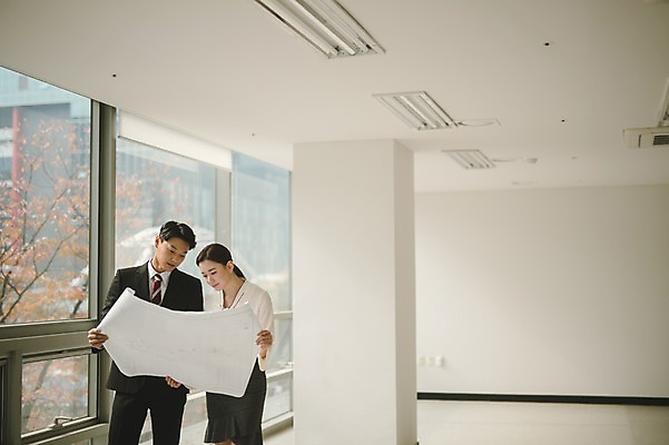 포토 JPG 응시 여자 남자 실내 서기 들기 상반신 20대 성인 두명 앞모습 30대 설계도 한국인 직장인 비즈니스맨 비즈니스우먼 동료 성인만 국내포토 직업 시선 뷰포인트 비즈니스 관계 모션 건설업 사람 동양인 청년 내부 장년 파일형식