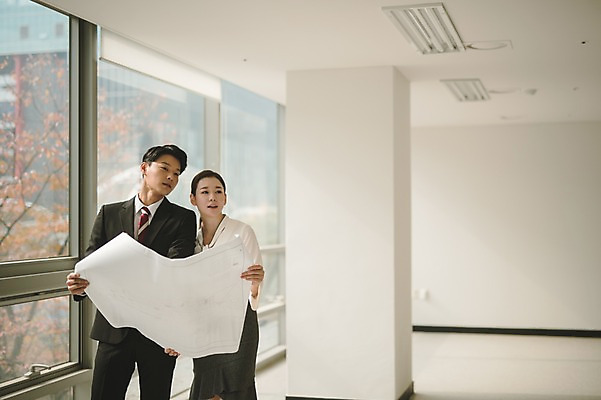 포토 JPG 응시 여자 남자 실내 서기 미소 들기 상반신 20대 성인 두명 앞모습 30대 설계도 한국인 직장인 비즈니스맨 비즈니스우먼 동료 성인만 국내포토 직업 시선 뷰포인트 비즈니스 관계 모션 건설업 표정 사람 동양인 청년 내부 장년 파일형식