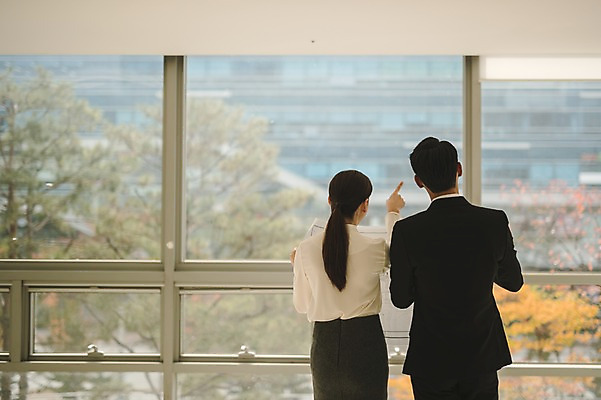 포토 JPG 응시 여자 남자 실내 서기 상반신 20대 성인 두명 뒷모습 30대 한국인 가리킴 직장인 비즈니스맨 비즈니스우먼 동료 성인만 국내포토 직업 시선 뷰포인트 비즈니스 관계 모션 사람 동양인 손짓 청년 내부 장년 파일형식