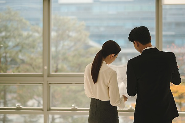 포토 JPG 응시 여자 남자 실내 서기 상반신 20대 성인 두명 뒷모습 30대 한국인 직장인 비즈니스맨 비즈니스우먼 동료 성인만 국내포토 직업 시선 뷰포인트 비즈니스 관계 모션 사람 동양인 청년 내부 장년 파일형식