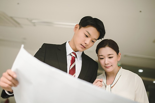 포토 JPG 응시 여자 남자 실내 서기 상반신 20대 성인 두명 앞모습 아웃포커스 30대 설계도 한국인 직장인 비즈니스맨 비즈니스우먼 동료 성인만 국내포토 직업 시선 뷰포인트 비즈니스 관계 모션 건설업 촬영기법 사람 동양인 청년 내부 장년 파일형식