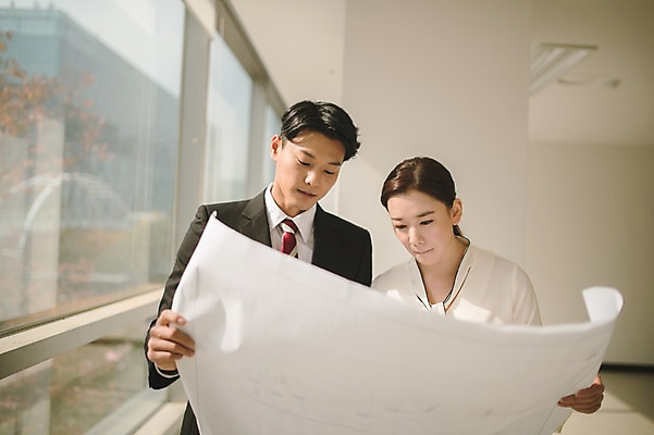 포토 JPG 응시 여자 남자 실내 서기 상반신 20대 성인 두명 앞모습 아웃포커스 30대 설계도 한국인 직장인 비즈니스맨 비즈니스우먼 동료 성인만 국내포토 직업 시선 뷰포인트 비즈니스 관계 모션 건설업 촬영기법 사람 동양인 청년 내부 장년 파일형식