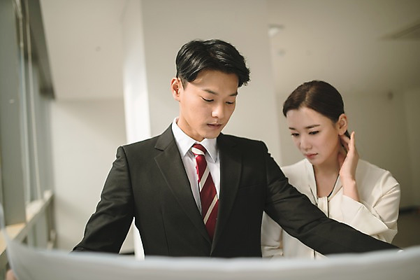 포토 JPG 응시 여자 남자 실내 서기 상반신 20대 성인 두명 앞모습 아웃포커스 30대 설계도 한국인 직장인 비즈니스맨 비즈니스우먼 동료 성인만 국내포토 직업 시선 뷰포인트 비즈니스 관계 모션 건설업 촬영기법 사람 동양인 청년 내부 장년 파일형식