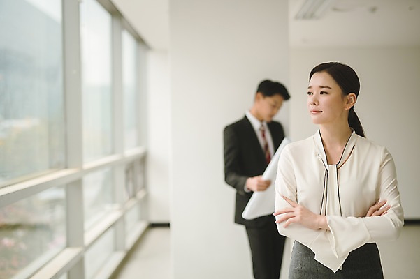 포토 JPG 응시 여자 남자 실내 서기 상반신 20대 성인 두명 앞모습 아웃포커스 30대 팔짱 설계도 한국인 직장인 비즈니스맨 비즈니스우먼 동료 성인만 국내포토 직업 시선 뷰포인트 비즈니스 관계 모션 건설업 촬영기법 사람 동양인 청년 내부 장년 파일형식
