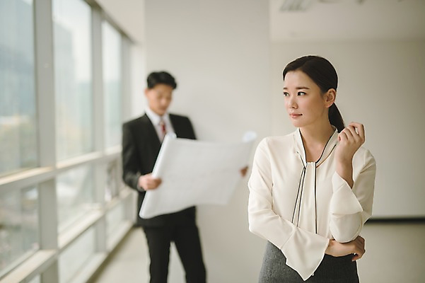포토 JPG 응시 여자 남자 실내 서기 들기 상반신 20대 성인 두명 앞모습 아웃포커스 30대 설계도 한국인 직장인 비즈니스맨 비즈니스우먼 동료 성인만 국내포토 직업 시선 뷰포인트 비즈니스 관계 모션 건설업 촬영기법 사람 동양인 청년 내부 장년 파일형식