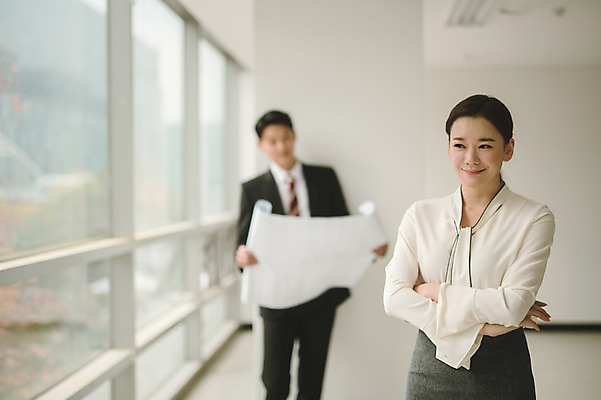 포토 JPG 응시 여자 남자 실내 서기 미소 상반신 20대 성인 두명 앞모습 아웃포커스 30대 팔짱 설계도 한국인 직장인 비즈니스맨 비즈니스우먼 동료 성인만 국내포토 직업 시선 뷰포인트 비즈니스 관계 모션 건설업 촬영기법 표정 사람 동양인 청년 내부 장년 파일형식