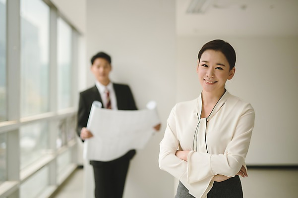 포토 JPG 여자 남자 실내 서기 미소 상반신 20대 성인 두명 앞모습 아웃포커스 30대 팔짱 설계도 한국인 직장인 비즈니스맨 비즈니스우먼 동료 성인만 국내포토 직업 뷰포인트 비즈니스 관계 모션 건설업 촬영기법 표정 사람 동양인 청년 내부 장년 파일형식