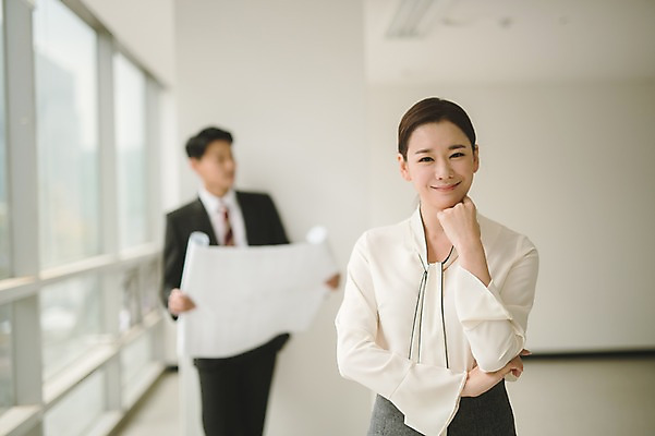 포토 JPG 여자 남자 실내 서기 미소 상반신 20대 성인 두명 앞모습 아웃포커스 30대 설계도 한국인 직장인 비즈니스맨 비즈니스우먼 동료 성인만 국내포토 직업 뷰포인트 비즈니스 관계 모션 건설업 촬영기법 표정 사람 동양인 청년 내부 장년 파일형식
