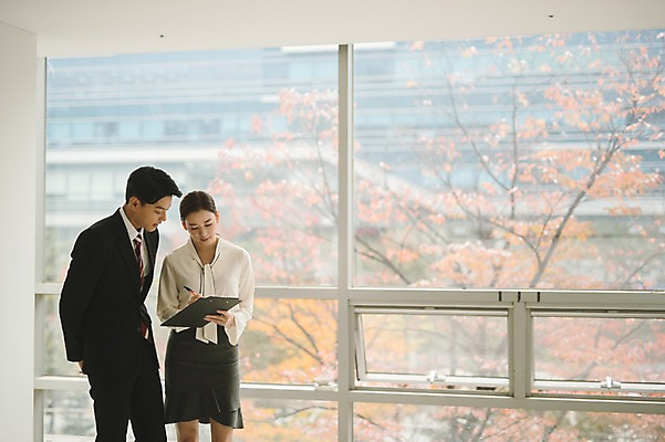 포토 JPG 응시 여자 남자 실내 서기 들기 상반신 20대 성인 두명 30대 한국인 직장인 비즈니스맨 비즈니스우먼 동료 서류판 성인만 국내포토 직업 시선 비즈니스 관계 모션 사람 동양인 청년 내부 장년 사무용품 파일형식