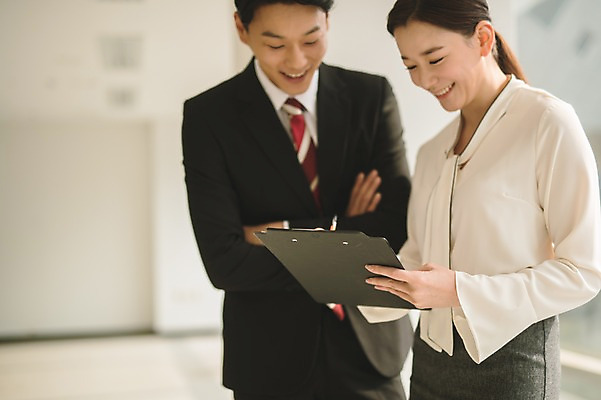 포토 JPG 여자 남자 실내 서기 미소 들기 상반신 20대 성인 두명 앞모습 옆모습 30대 한국인 직장인 비즈니스맨 비즈니스우먼 동료 서류판 성인만 국내포토 직업 뷰포인트 비즈니스 관계 모션 표정 사람 동양인 청년 내부 장년 사무용품 파일형식