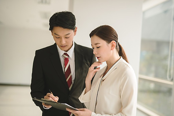 포토 JPG 응시 여자 남자 실내 서기 들기 상반신 20대 성인 두명 앞모습 옆모습 아웃포커스 30대 한국인 직장인 비즈니스맨 비즈니스우먼 동료 서류판 성인만 국내포토 직업 시선 뷰포인트 비즈니스 관계 모션 촬영기법 사람 동양인 청년 내부 장년 사무용품 파일형식