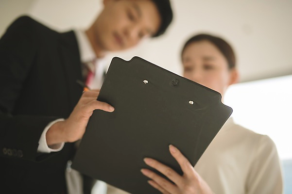 포토 JPG 응시 여자 남자 실내 서기 들기 상반신 20대 성인 두명 앞모습 아웃포커스 30대 한국인 직장인 비즈니스맨 비즈니스우먼 동료 서류판 성인만 국내포토 직업 시선 뷰포인트 비즈니스 관계 모션 촬영기법 사람 동양인 청년 내부 장년 사무용품 파일형식