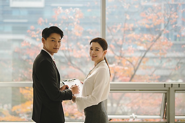 포토 JPG 여자 남자 실내 서기 미소 들기 상반신 20대 성인 두명 옆모습 30대 한국인 직장인 비즈니스맨 비즈니스우먼 동료 서류판 성인만 국내포토 직업 뷰포인트 비즈니스 관계 모션 표정 사람 동양인 청년 내부 장년 사무용품 파일형식