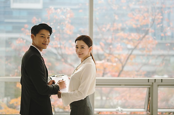 포토 JPG 여자 남자 실내 서기 미소 들기 상반신 20대 성인 두명 옆모습 아웃포커스 30대 한국인 직장인 비즈니스맨 비즈니스우먼 동료 서류판 성인만 국내포토 직업 뷰포인트 비즈니스 관계 모션 촬영기법 표정 사람 동양인 청년 내부 장년 사무용품 파일형식