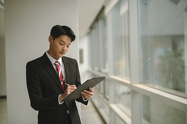 포토 JPG 남자 실내 한명 서기 들기 상반신 20대 성인 앞모습 아웃포커스 한국인 기록 직장인 비즈니스맨 서류판 성인남자한명만 국내포토 직업 1 뷰포인트 비즈니스 모션 촬영기법 사람 동양인 청년 내부 사무용품 남자한명만 성인남자만 파일형식