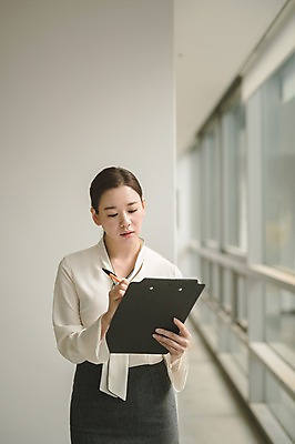 포토 JPG 응시 여자 실내 한명 서기 들기 상반신 성인 앞모습 아웃포커스 30대 한국인 직장인 비즈니스우먼 서류판 성인여자한명만 국내포토 직업 1 시선 뷰포인트 비즈니스 모션 촬영기법 사람 동양인 내부 장년 사무용품 여자한명만 성인여자만 파일형식