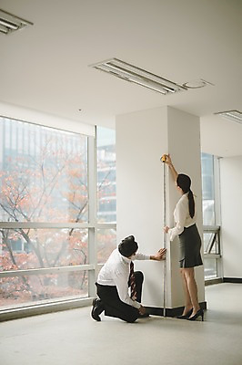 포토 JPG 전신 디자인 응시 여자 남자 건축 실내 줄자 서기 앉기 20대 성인 두명 옆모습 30대 한국인 직장인 비즈니스맨 비즈니스우먼 동료 측정 길이 성인만 국내포토 직업 시선 뷰포인트 비즈니스 관계 모션 자 사람 동양인 청년 내부 장년 파일형식