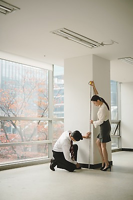 포토 JPG 전신 디자인 응시 여자 남자 건축 실내 줄자 서기 앉기 20대 성인 두명 옆모습 30대 한국인 직장인 비즈니스맨 비즈니스우먼 동료 측정 길이 성인만 국내포토 직업 시선 뷰포인트 비즈니스 관계 모션 자 사람 동양인 청년 내부 장년 파일형식