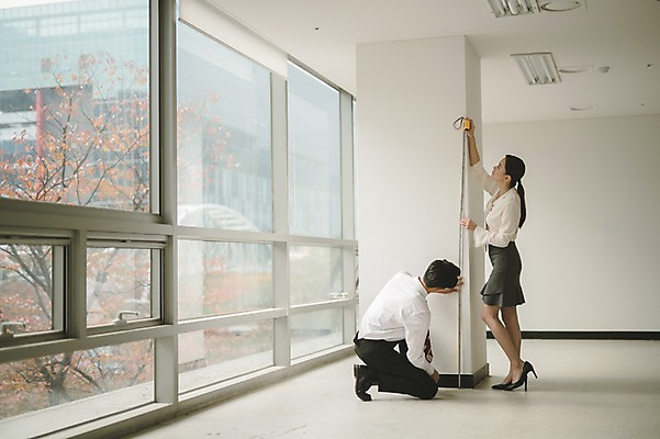 포토 JPG 전신 디자인 응시 여자 남자 건축 실내 줄자 서기 앉기 20대 성인 두명 옆모습 30대 한국인 직장인 비즈니스맨 비즈니스우먼 동료 측정 길이 성인만 국내포토 직업 시선 뷰포인트 비즈니스 관계 모션 자 사람 동양인 청년 내부 장년 파일형식