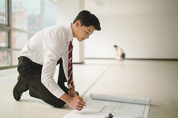 포토 JPG 전신 응시 여자 남자 건축 실내 줄자 앉기 20대 성인 두명 건물 옆모습 아웃포커스 30대 설계도 한국인 잡기 직장인 비즈니스맨 비즈니스우먼 측정 길이 성인만 국내포토 직업 건축물 시선 뷰포인트 비즈니스 모션 건설업 촬영기법 자 사람 동양인 청년 내부 장년 파일형식