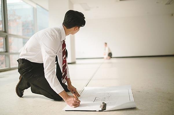 포토 JPG 전신 응시 여자 남자 건축 실내 줄자 앉기 20대 성인 두명 건물 옆모습 아웃포커스 30대 설계도 한국인 잡기 직장인 비즈니스맨 비즈니스우먼 측정 길이 성인만 국내포토 직업 건축물 시선 뷰포인트 비즈니스 모션 건설업 촬영기법 자 사람 동양인 청년 내부 장년 파일형식