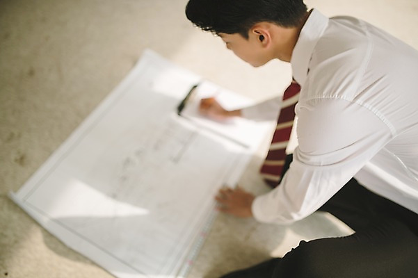 포토 JPG 응시 남자 실내 한명 앉기 상반신 20대 성인 옆모습 아웃포커스 하이앵글 설계도 한국인 직장인 비즈니스맨 성인남자한명만 국내포토 직업 1 시선 뷰포인트 비즈니스 모션 건설업 촬영기법 사람 동양인 청년 내부 남자한명만 성인남자만 파일형식