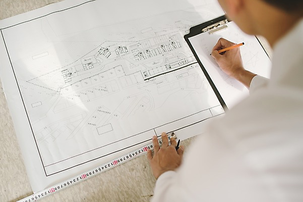 포토 JPG 남자 실내 줄자 한명 앉기 상반신 20대 성인 뒷모습 아웃포커스 설계도 한국인 기록 직장인 비즈니스맨 서류판 성인남자한명만 국내포토 직업 1 뷰포인트 비즈니스 모션 건설업 촬영기법 자 사람 동양인 청년 내부 사무용품 남자한명만 성인남자만 파일형식