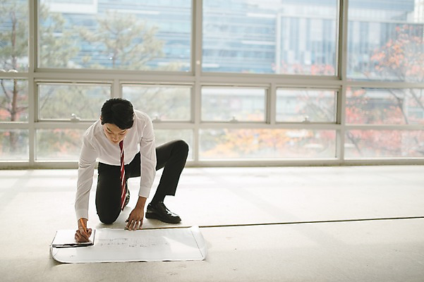 포토 JPG 전신 응시 남자 실내 줄자 한명 앉기 20대 성인 건물 앞모습 아웃포커스 설계도 한국인 직장인 비즈니스맨 측정 치수 성인남자한명만 국내포토 직업 1 건축물 시선 뷰포인트 비즈니스 모션 건설업 촬영기법 자 사람 동양인 청년 내부 남자한명만 성인남자만 파일형식