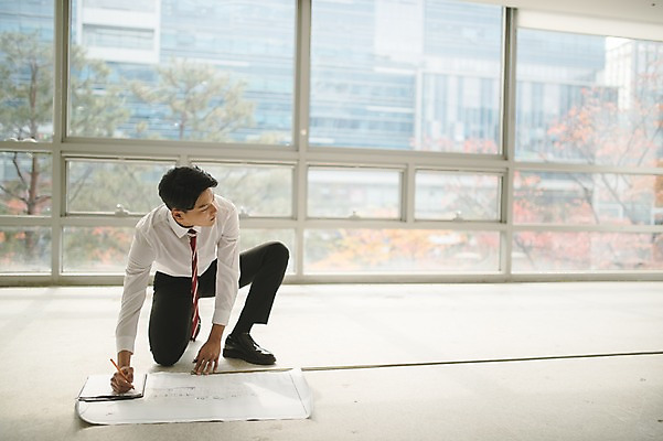 포토 JPG 전신 응시 남자 실내 줄자 한명 앉기 20대 성인 건물 앞모습 아웃포커스 설계도 한국인 기록 직장인 비즈니스맨 측정 치수 성인남자한명만 국내포토 직업 1 건축물 시선 뷰포인트 비즈니스 모션 건설업 촬영기법 자 사람 동양인 청년 내부 남자한명만 성인남자만 파일형식