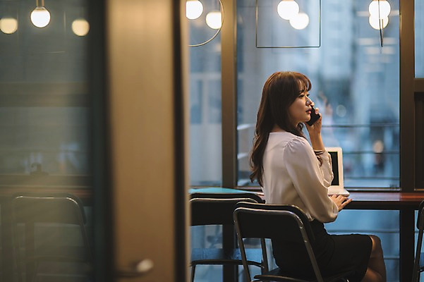 포토 JPG 응시 여자 실내 한명 들기 앉기 상반신 성인 옆모습 아웃포커스 30대 노트북 스마트폰 카페 한국인 직장인 비즈니스우먼 통화 안식처 성인여자한명만 국내포토 직업 1 시선 뷰포인트 비즈니스 모션 휴식 촬영기법 사람 동양인 내부 장년 전자제품 핸드폰 스마트기기 상점 여자한명만 성인여자만 파일형식