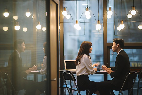 포토 JPG 여자 남자 조명 실내 대화 앉기 상반신 20대 성인 두명 옆모습 아웃포커스 30대 노트북 카페 한국인 직장인 비즈니스맨 비즈니스우먼 동료 성인만 국내포토 직업 뷰포인트 비즈니스 관계 모션 촬영기법 말하기 사람 동양인 청년 내부 장년 전자제품 상점 파일형식