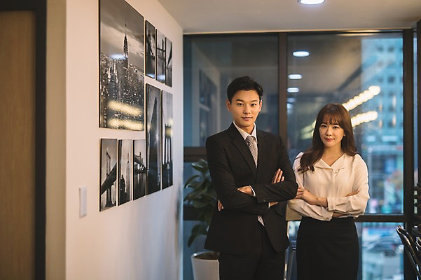 포토 JPG 여자 남자 창문 실내 서기 미소 상반신 20대 성인 두명 앞모습 아웃포커스 30대 사무실 팔짱 한국인 직장인 비즈니스맨 비즈니스우먼 동료 성인만 국내포토 직업 뷰포인트 비즈니스 관계 모션 촬영기법 표정 사람 동양인 청년 내부 장년 파일형식