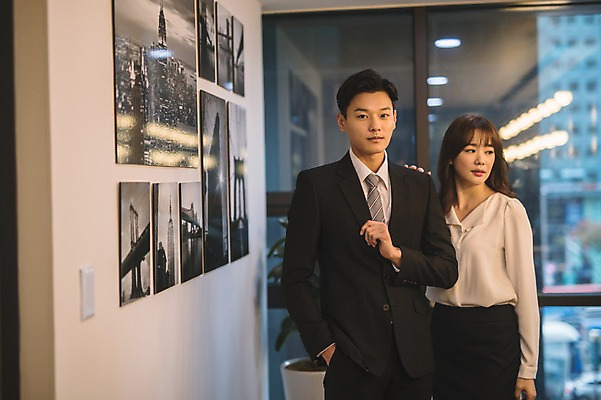 포토 JPG 응시 여자 남자 창문 실내 서기 상반신 20대 성인 두명 앞모습 아웃포커스 30대 사무실 한국인 직장인 비즈니스맨 비즈니스우먼 동료 성인만 국내포토 직업 시선 뷰포인트 비즈니스 관계 모션 촬영기법 사람 동양인 청년 내부 장년 파일형식 인종