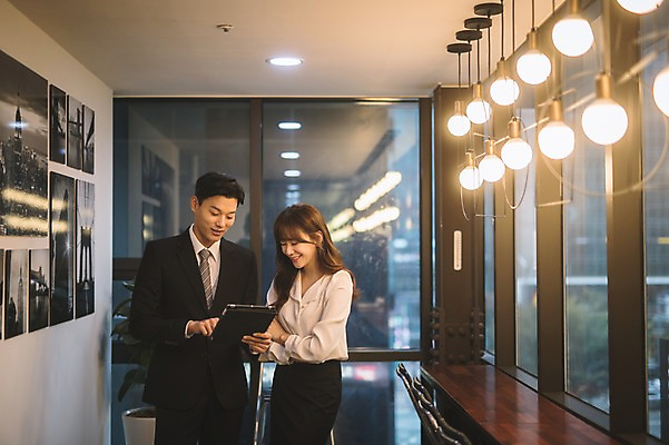 포토 JPG 응시 여자 남자 실내 서기 미소 들기 상반신 20대 성인 두명 앞모습 아웃포커스 30대 사무실 한국인 직장인 비즈니스맨 비즈니스우먼 동료 서류판 성인만 국내포토 직업 시선 뷰포인트 비즈니스 관계 모션 촬영기법 표정 사람 동양인 청년 내부 장년 사무용품 파일형식