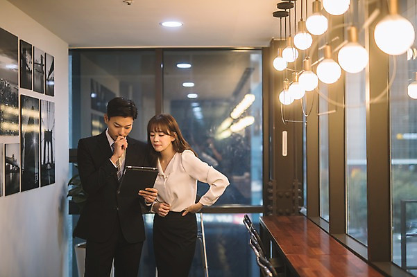 포토 JPG 응시 여자 남자 실내 서기 미소 들기 상반신 20대 성인 두명 아웃포커스 30대 사무실 한국인 직장인 비즈니스맨 비즈니스우먼 동료 서류판 성인만 국내포토 직업 시선 비즈니스 관계 모션 촬영기법 표정 사람 동양인 청년 내부 장년 사무용품 파일형식