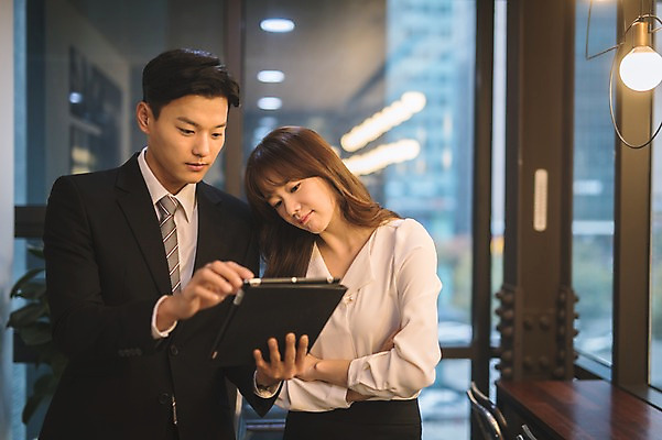 포토 JPG 응시 여자 남자 실내 서기 들기 상반신 20대 성인 두명 앞모습 아웃포커스 30대 사무실 한국인 직장인 비즈니스맨 비즈니스우먼 동료 서류판 성인만 국내포토 직업 시선 뷰포인트 비즈니스 관계 모션 촬영기법 사람 동양인 청년 내부 장년 사무용품 파일형식