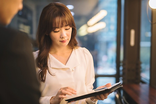 포토 JPG 응시 여자 남자 실내 서기 들기 상반신 20대 성인 두명 앞모습 뒷모습 아웃포커스 30대 사무실 한국인 직장인 비즈니스맨 비즈니스우먼 동료 서류판 성인만 국내포토 직업 시선 뷰포인트 비즈니스 관계 모션 촬영기법 사람 동양인 청년 내부 장년 사무용품 파일형식