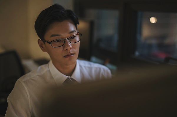 포토 JPG 응시 남자 실내 피곤 한명 앉기 상반신 20대 성인 앞모습 아웃포커스 컴퓨터 사무실 한국인 업무 직장인 비즈니스맨 야근 워커홀릭 성인남자한명만 국내포토 직업 1 시선 뷰포인트 컨셉 비즈니스 모션 촬영기법 사람 동양인 청년 내부 전자제품 작업 남자한명만 성인남자만 파일형식